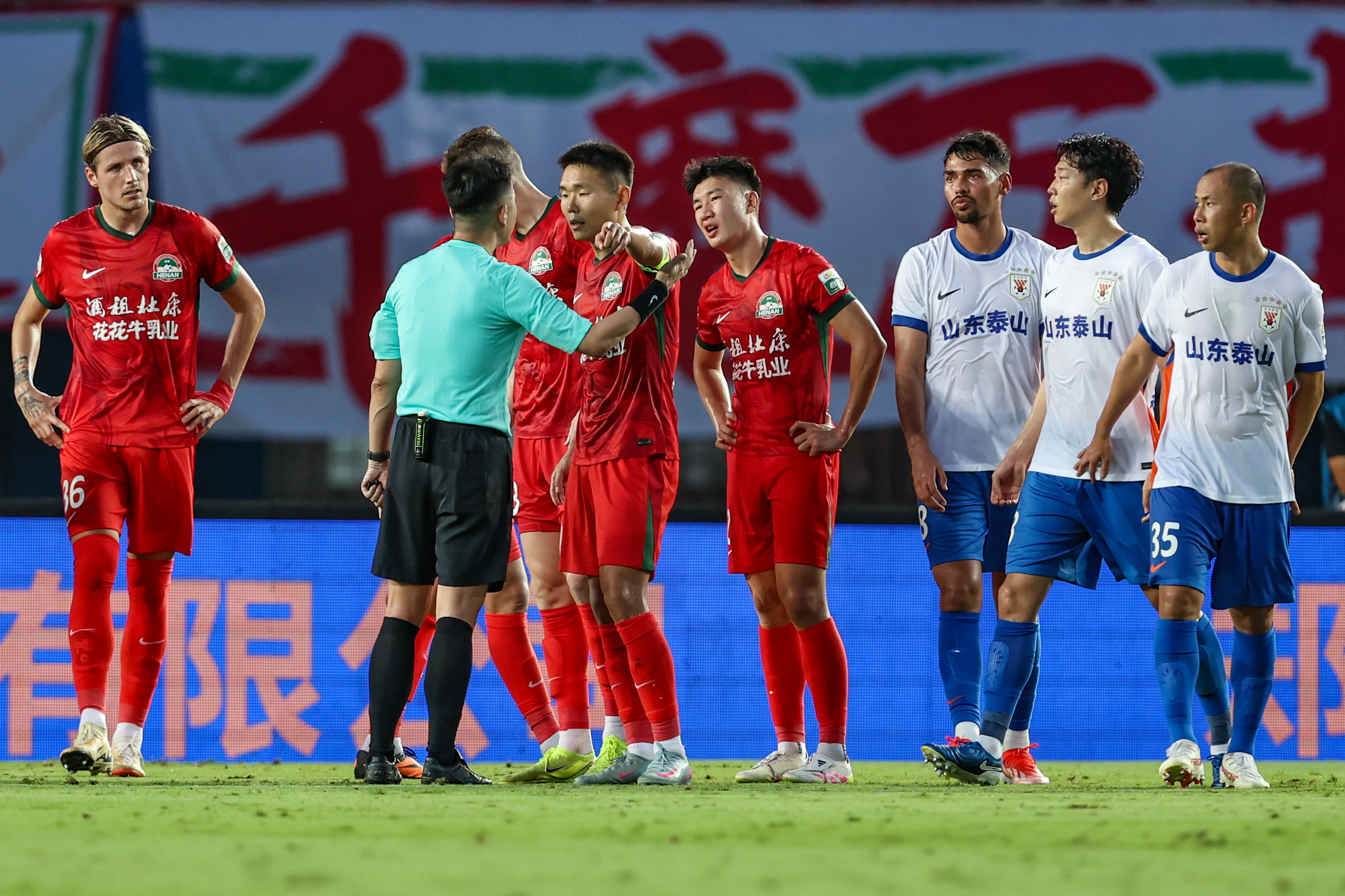 九游体育入口-雷速评审团：河南2-2泰山主裁&amp;amp;VAR多次抢镜，你认为判罚正确吗？