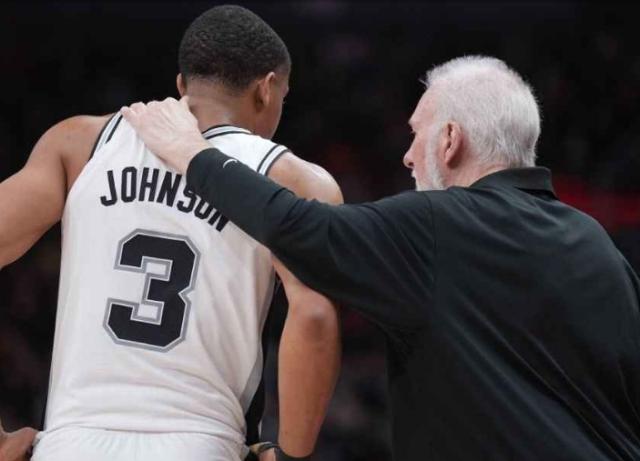 【揭秘】波波训练中突然晕倒 康复训话马刺全员沉默