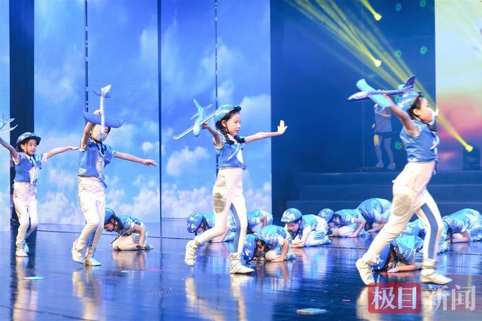 九游体育入口-700人奔向这里，阳光体育“趴”嗨翻天