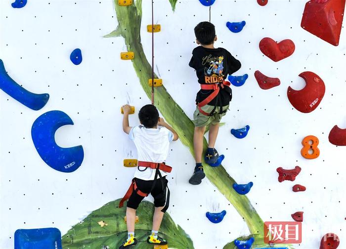 九游体育入口-700人奔向这里，阳光体育“趴”嗨翻天