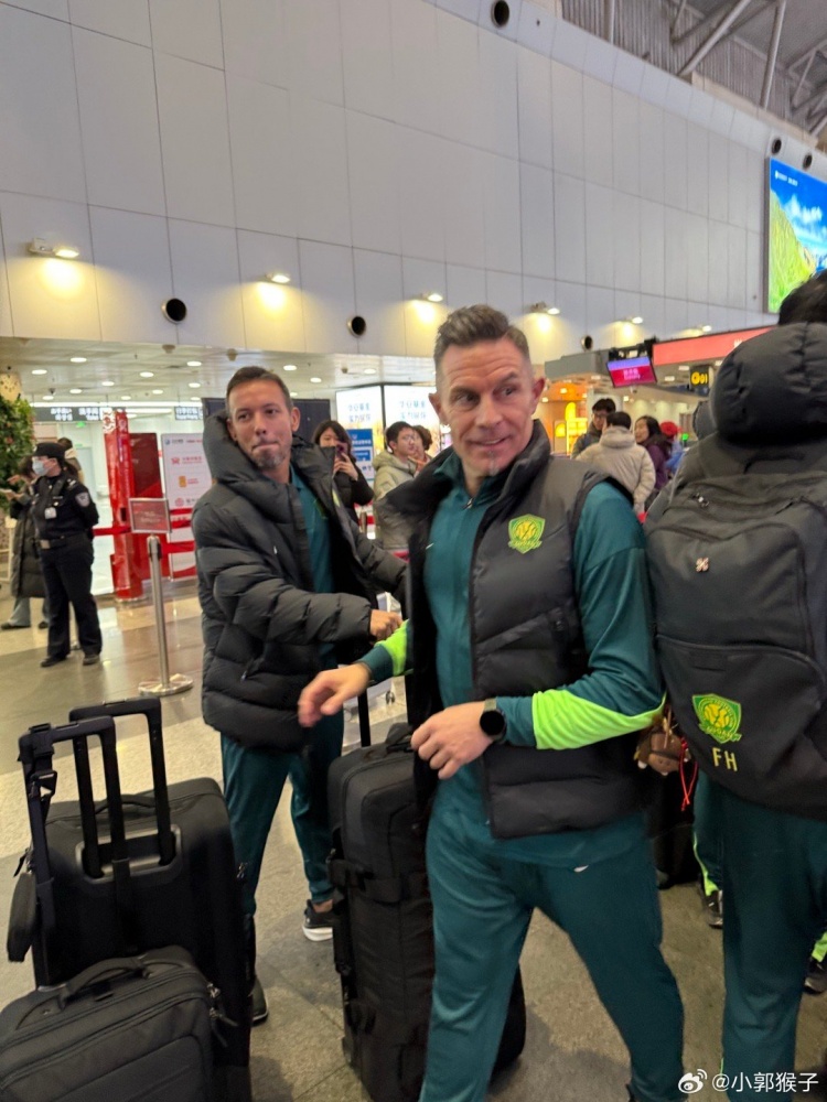 九游体育登录-球迷晒照:原成都蓉城教练汉斯、罗德里戈随北京国安出发冬训