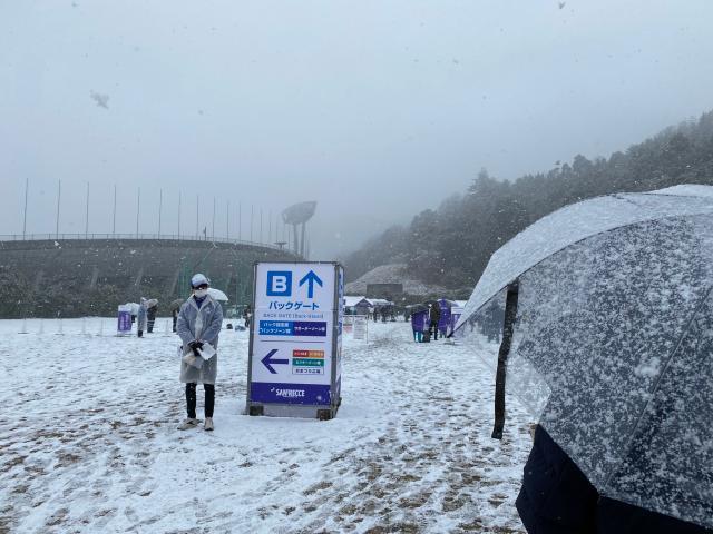 1645267244176064510.jpg 比分直播-广岛的联赛揭幕战: 雪景+烧酒+烤串+围观少女偶像