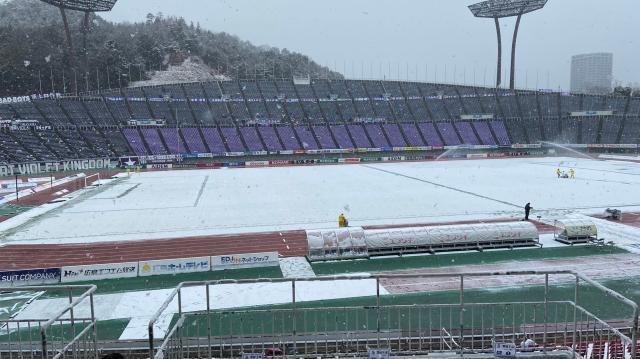 1645267316725077460.jpg 比分直播-广岛的联赛揭幕战: 雪景+烧酒+烤串+围观少女偶像