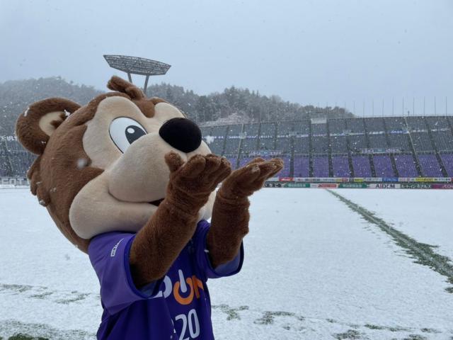 1645267696799033431.jpg 比分直播-广岛的联赛揭幕战: 雪景+烧酒+烤串+围观少女偶像