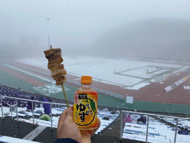 1645268225820041462.jpg 比分直播-广岛的联赛揭幕战: 雪景+烧酒+烤串+围观少女偶像