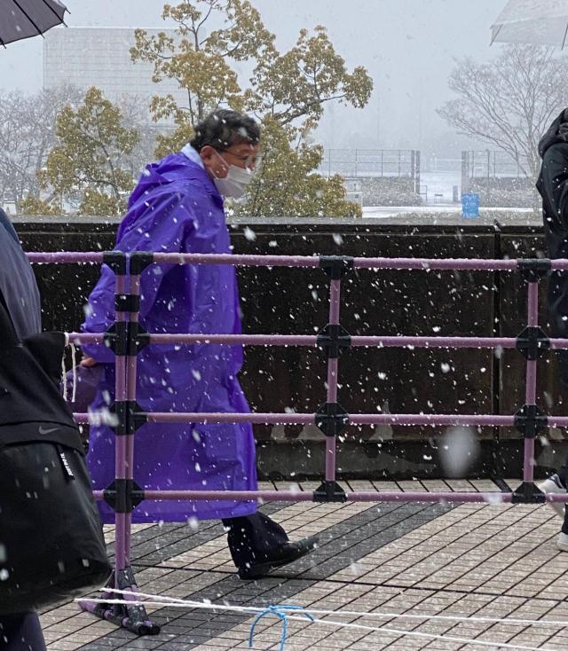 1645269298608052089.jpg 比分直播-广岛的联赛揭幕战: 雪景+烧酒+烤串+围观少女偶像