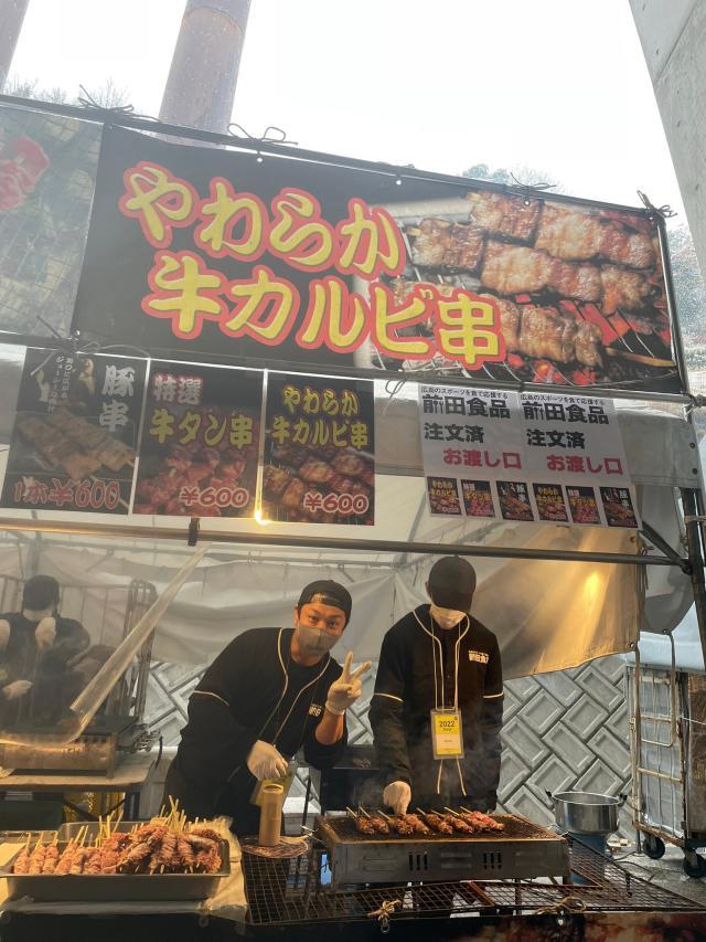 1645269375400091073.jpg 比分直播-广岛的联赛揭幕战: 雪景+烧酒+烤串+围观少女偶像