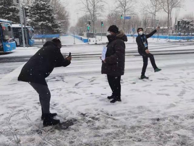 1645269622989001256.jpeg 比分直播-广岛的联赛揭幕战: 雪景+烧酒+烤串+围观少女偶像