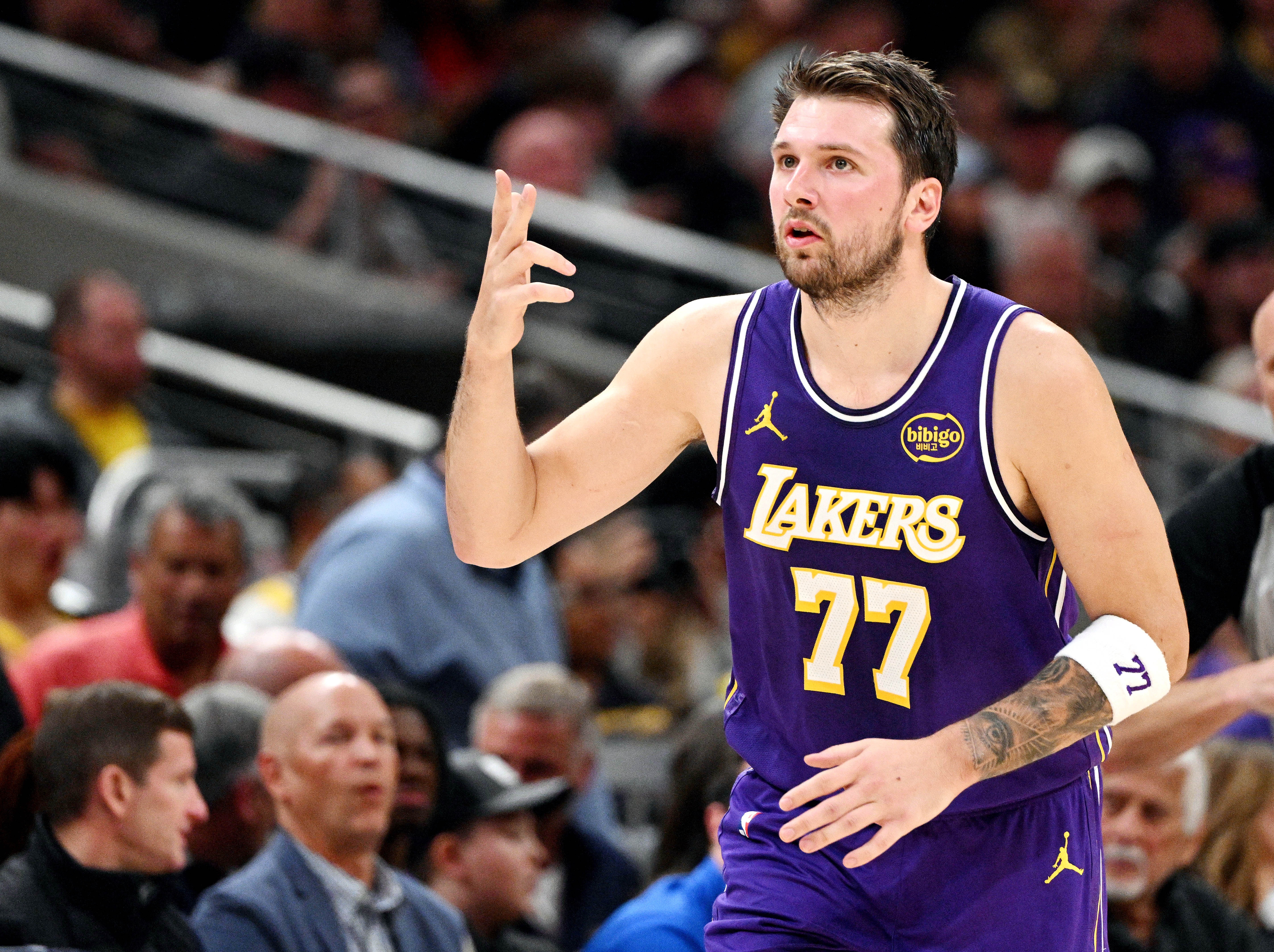 九游体育官网-东契奇的疯狂三月!月最佳球员稳了吧? 三分回暖后进攻再无死角