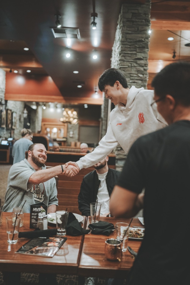 九游体育登录-其乐融融！杨瀚森上周末做东 请混音队全队聚餐🍽️